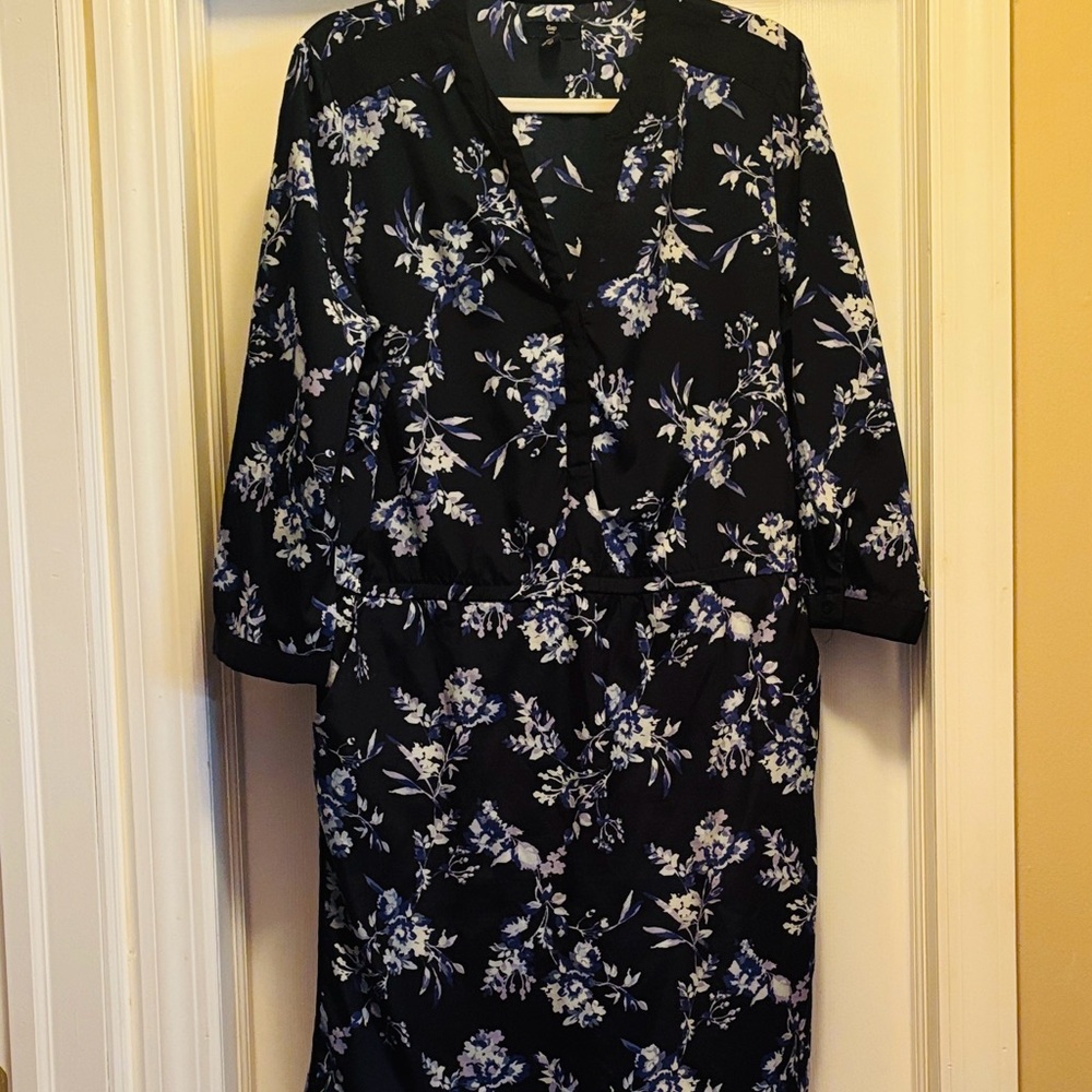 Gently used, GAP Floral V-Neck Navy Dress 💙